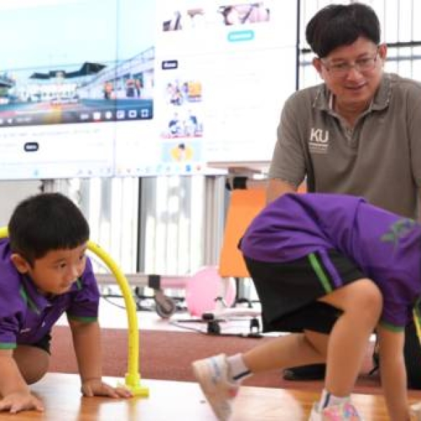 ผศ.ดร.นิรอมลี มะกาเจ จัดกิจกรรมพัฒนาทักษะการเคลื่อนไหวสำหรับเด็กที่โรงเรียนสาธิตฯ มก.