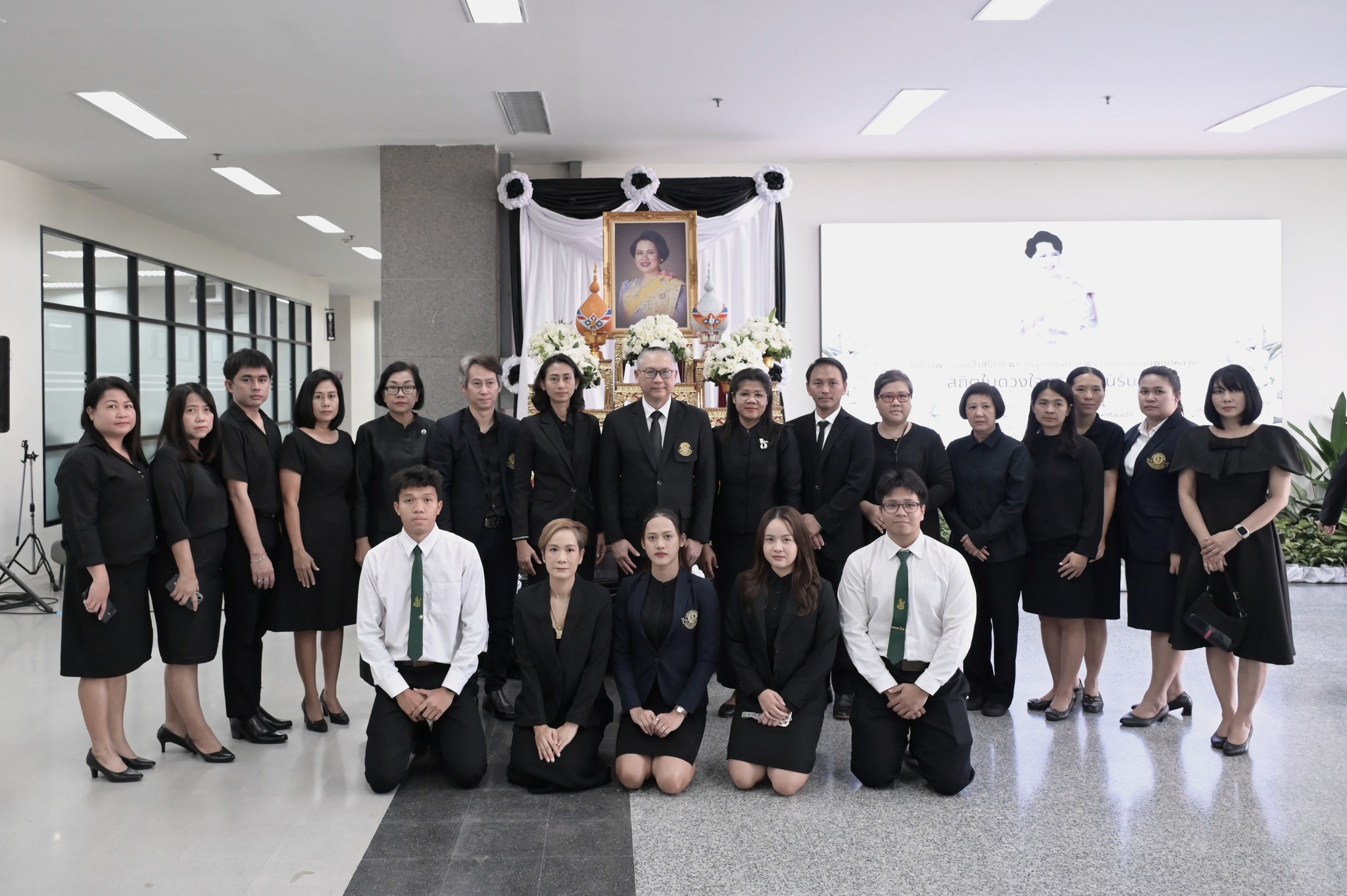 มหาวิทยาลัยเกษตรศาสตร์ วิทยาเขตกำแพงแสน จัดพิธีน้อมถวายความอาลัยแด่สมเด็จพระนางเจ้าสิริกิติ์ พระบรมราชินีนาถ พระบรมราชชนนีพันปีหลวง